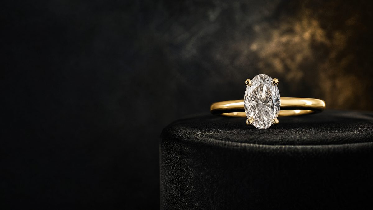 Forlovelsesring i gult gull med oval diamant